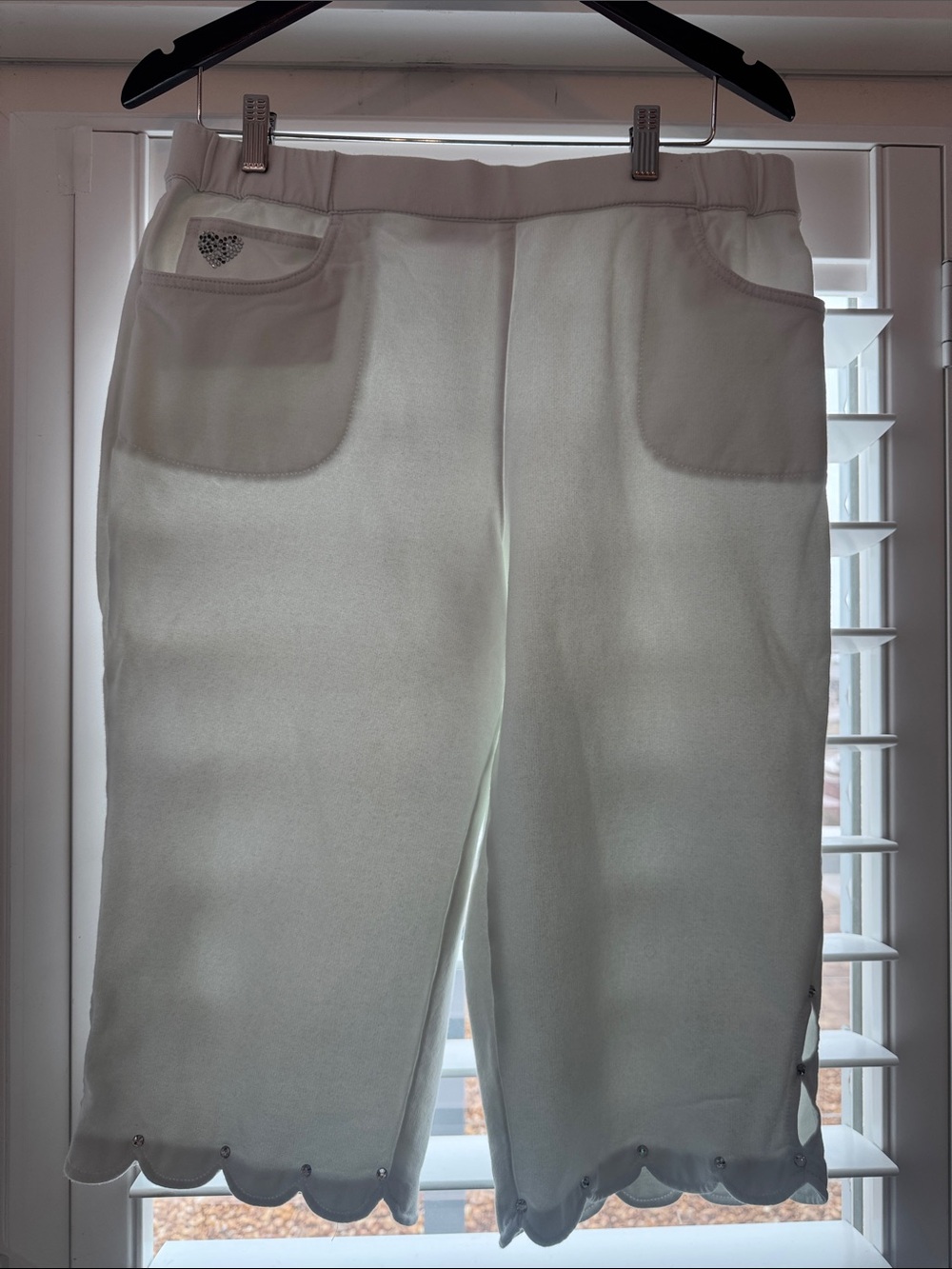 Quacker Factory White Scallop Hem Capris with Pocket Heart Detail Size Large